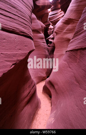 Abbassare Antelope Canyon è un canyon di slot, vicino pagina, Arizona Foto Stock