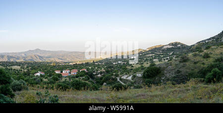 Panorama di Lefkara, un pittoresco villaggio di montagna in Larnaca District di Cipro. Foto Stock