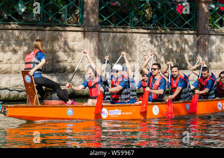 Eskisehir, Turchia - 19 Maggio 2019: canoa tradizionale gara ( 'Dragon gare') oltre il fiume Porsuk a Eskisehir, Turchia Foto Stock