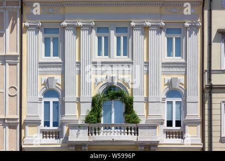 Particolare della facciata di un elegante neoclassico edificio storico a Trieste, Italia Foto Stock