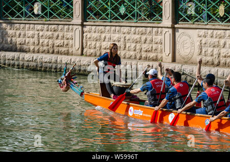 Eskisehir, Turchia - 19 Maggio 2019: Barca e canoa sul fiume Porsuk a Eskisehir/Turchia Foto Stock