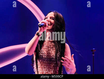 Lulworth, Dorset, 26 luglio 2019. Jess Glynne esibirsi sul palco, Lulworth, Dorset Credito: Alba Fletcher-Park/Alamy Live News Foto Stock