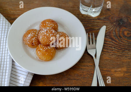 Kemalpasa dessert pronta da mangiare sul tavolo di legno. Isolato, oggetto. Foto Stock