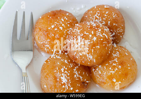 Kemalpasa dessert pronta per mangiare sulla piastra bianca. Foto Stock