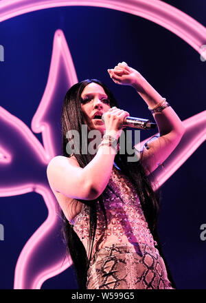 Lulworth, Dorset, 26 luglio 2019. Jess Glynne esibirsi sul palco, Lulworth, Dorset Credito: Alba Fletcher-Park/Alamy Live News Foto Stock