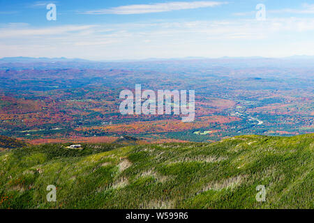 Vista dalla cima del monte Lafayette, New Hampshire, Stati Uniti d'America. Greenleaf Hut, un rifugio per gli escursionisti, è visibile nella parte inferiore sinistra dell'immagine Foto Stock