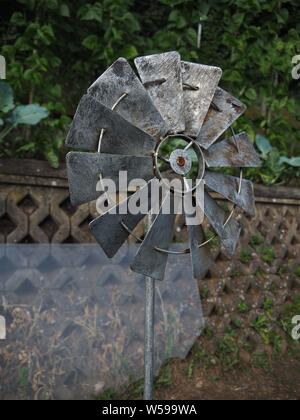 La girandola di metallo decorazione in un giardino Foto Stock