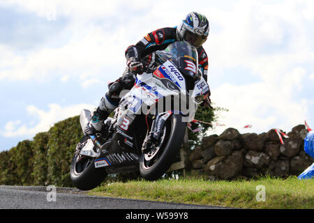 Armoy Irlanda del Nord. 26 Luglio, 2019. Armoy gare su strada la Gara delle leggende; qualifiche; Michael Dunlop airborne sulla BMW di Tyco durante la Gara delle leggende pratica Credito: Azione Sport Plus/Alamy Live News Foto Stock
