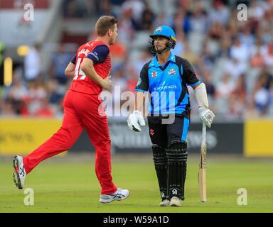 Emirates Old Trafford Manchester, UK. 26 Luglio, 2019. La vitalità di Blast T20 Cricket; Lancashire Lightning versus Worcestershire Rapids; Brett D'Olivera del Worcestershire Rapids è fuori per 13 corre catturati al confine da Steven Croft di Lancashire Lightning off il bowling di Liam Livingstone Credito: Azione Sport Plus/Alamy Live News Foto Stock