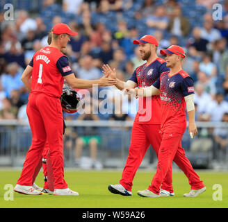 Emirates Old Trafford Manchester, UK. 26 Luglio, 2019. La vitalità di Blast T20 Cricket; Lancashire Lightning versus Worcestershire Rapids; Steven Croft di Lancashire fulmine si congratula con i suoi compagni di squadra dopo aver preso la cattura di licenziare Brett D'Olivera del Worcestershire Rapids Credito: Azione Sport Plus/Alamy Live News Foto Stock