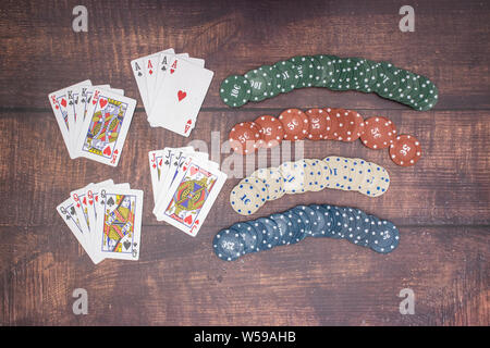 Mazzo di carte e poker chips sul tavolo Foto Stock