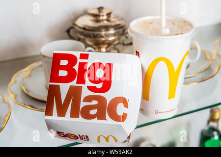 Varsavia, Polonia, Luglio 2018 McDonald's Big Mac 100% pura Carni bovine intercalato con rinfrescanti Coca-Cola Coke, grande giallo McDonald's M segno, logo sulla tazza Foto Stock