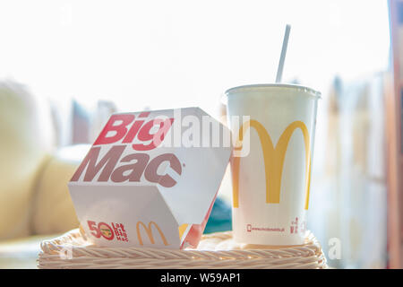 Varsavia, Polonia, Luglio 2018 McDonald's Big Mac 100% pura Carni bovine intercalato con rinfrescanti Coca-Cola Coke, grande giallo McDonald's M segno, logo sulla tazza Foto Stock