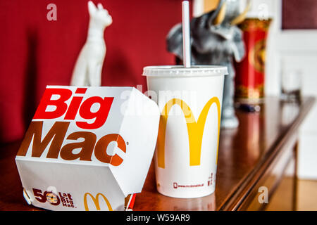 Varsavia, Polonia, Luglio 2018 McDonald's Big Mac 100% pura Carni bovine intercalato con rinfrescanti Coca-Cola Coke, grande giallo McDonald's M segno, logo sulla tazza Foto Stock