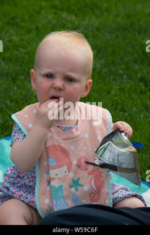 QIPCO King George Weekend, Ascot Racecourse, Ascot, Regno Unito. 26 Luglio, 2019. Tempo di picnic per questa bambina. Credito: Maureen McLean/Alamy Foto Stock