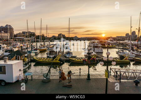 VICTORIA, CANADA - 13 LUGLIO 2019: vista sulla strada nel centro della città di Victoria storica e destinazione di viaggio. Foto Stock