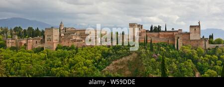 La Alhambra de Granada vista desde el Mirador de San Nicolas Foto Stock