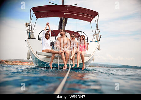 Happy amici godendo il viaggio su yacht Foto Stock