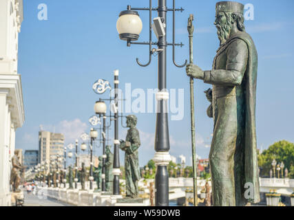 SKOPJE,Repubblica di Macedonia nord-Agosto 25 2018:le statue e le righe di illuminazione della lampada posta di fronte alla zona archeologica,museo della Macedonia. Foto Stock