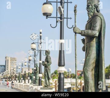 SKOPJE,Repubblica di Macedonia nord-Agosto 25 2018:le statue e le righe di illuminazione della lampada posta di fronte alla zona archeologica,museo della Macedonia. Foto Stock