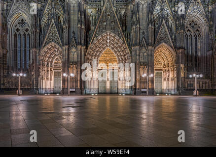 La cattedrale di Colonia entrata di notte Foto Stock