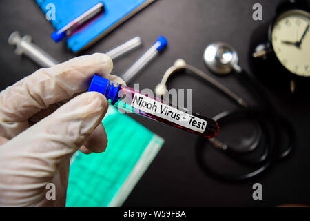 Nipah Virus - Test con il campione di sangue. Vista dall'alto isolato su sfondo nero. Assistenza sanitaria/concetto medico Foto Stock