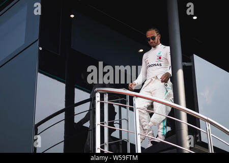 Hockenheim, Germania. 26 Luglio, 2019. Mercedes AMG Petronas F1 del Team driver britannico Lewis Hamilton lascia il motorhome durante la seconda sessione di prove libere del tedesco F1 Grand Prix. Credito: SOPA Immagini limitata/Alamy Live News Foto Stock