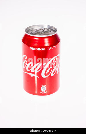Classic Coca Cola può, Coca-Cola Company è il più popolare leader di mercato bevanda analcolica carbonata chiamato Coke Foto Stock