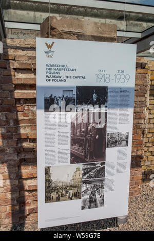 Berlino, Aug 2014: Varsavia Rising 1944 mostra commemorativa dei combattimenti contro i nazisti a Varsavia durante la Seconda Guerra Mondiale la seconda guerra mondiale Foto Stock