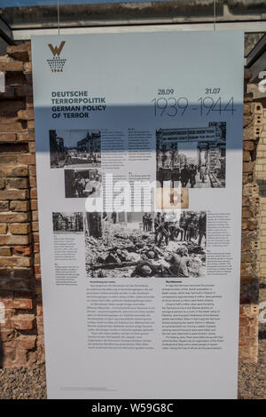 Berlino, Aug 2014: Varsavia Rising 1944 mostra commemorativa dei combattimenti contro i nazisti a Varsavia durante la Seconda Guerra Mondiale la seconda guerra mondiale Foto Stock