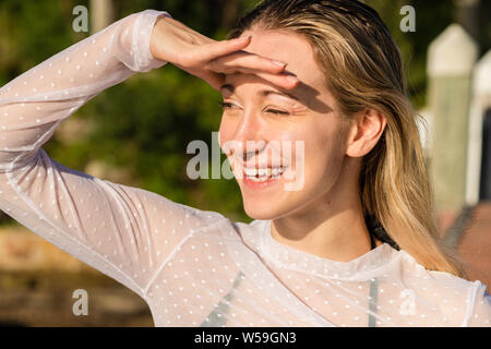 Bella donna bionda cercando nella luce del pomeriggio Foto Stock