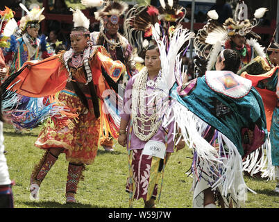 Winnebago, Nebraska, Stati Uniti d'America. 26 Luglio, 2019. I nativi americani della tribù diverse partecipare al grande entrata alla 153consecutivi Winnebago annuale Pow Wow, onorando il ritorno della guerra capo piccolo sacerdote e i suoi guerrieri dell'azienda ''A'' Fort Scout Omaha Nebraska volontari che sono stati scout per gli Stati Uniti Il calvario dal 1863-66, Winnebago, NE Venerdì, 26 luglio 2019. Credito: Jerry Mennenga/ZUMA filo/Alamy Live News Foto Stock