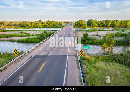 Autostrada e ponte sul South Platte River nel Nebraska a Brule, vista aerea con scenario estivo Foto Stock