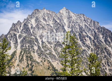 Montare Stuart in stato di Washington Cascade Mountains come visto da vicino anela Pass. Foto Stock