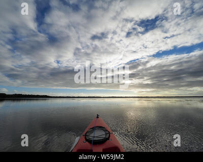 Sunset cloudscape e riflessioni sulla folaga Bay in Everglades National Park, Florida su una calma sera d'inverno. Foto Stock