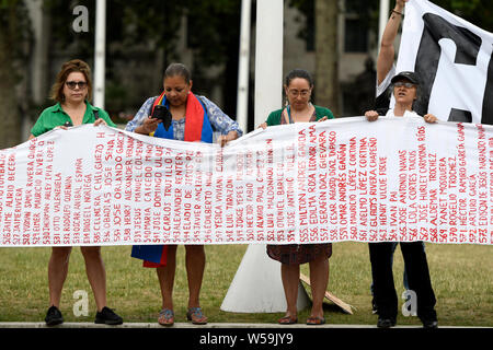 I dimostranti sono visti tenendo un grande banner con i nomi di 700 dirigenti sociali che sono stati uccisi in Colombia. I colombiani si sono riuniti al di fuori della BBC a Londra per protestare contro le continue uccisioni di leader di comunità, attivisti sociali, e le FARC ex guerriglieri, in Colombia. Essi hanno marciato attraverso il centro di Londra a Piazza del Parlamento tenendo un lungo banner con i nomi dei più di 700 dirigenti sociali che sono stati uccisi in Colombia Negli ultimi tre anni. I manifestanti sostengono la pace e i diritti umani in Colombia e la domanda al governo di prendere azione diretta a proteggere i leader delle comunità Foto Stock