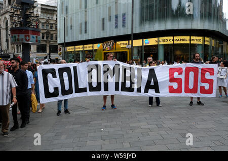 I dimostranti sono visti tenendo un grande striscione durante la protesta a Londra che recita "Colombia SOS'. I colombiani si sono riuniti al di fuori della BBC a Londra per protestare contro le continue uccisioni di leader di comunità, attivisti sociali, e le FARC ex guerriglieri, in Colombia. Essi hanno marciato attraverso il centro di Londra a Piazza del Parlamento tenendo un lungo banner con i nomi dei più di 700 dirigenti sociali che sono stati uccisi in Colombia Negli ultimi tre anni. I manifestanti sostengono la pace e i diritti umani in Colombia e la domanda al governo di prendere azione diretta a proteggere i leader delle comunità, il rispetto umano Foto Stock