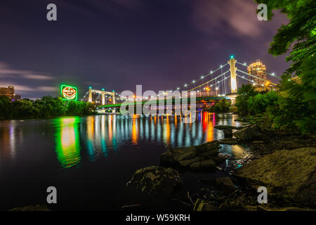 Ponte di Hennepin e la cinghia grano segno di birra Foto Stock