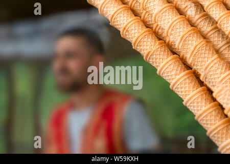 Kahraman Maras coni gelato e sfocata gelato venditore in abiti tradizionali in background Foto Stock