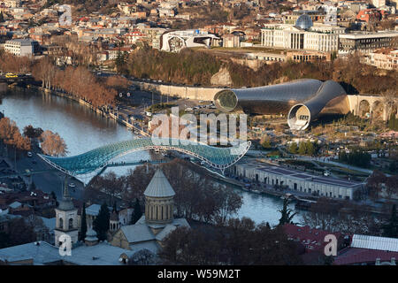 Vista aerea sul centro della città con il ponte di pace oltre il fiume Mtkvari che devides due destricts Kala e Avlabari. Tbilisi, Georgia Foto Stock