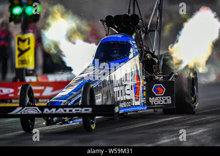 A Sonoma, California, Stati Uniti d'America. 26 Luglio, 2019. Antron Brown rivoli i pneumatici e le luci degli incendi a partire i suoi strumenti di confronto top fuel dragster durante il NHRA Sonoma cittadini di Sonoma Raceway di Sonoma, California. Chris Brown/CSM/Alamy Live News Foto Stock