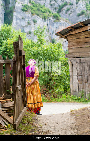 Donna turca nei tradizionali abiti colorati in Pinarbasi, Kastamonu, Turchia Foto Stock