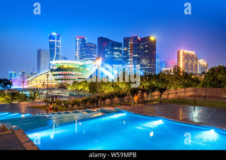 Architettura vista notturna, Hangzhou, Cina Qianjiang nuova città CBD. Foto Stock