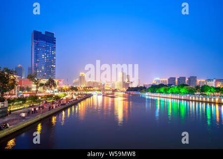 Città illuminata waterfront skyline del centro con il Fiume Haihe,Tianjin, Cina. Foto Stock