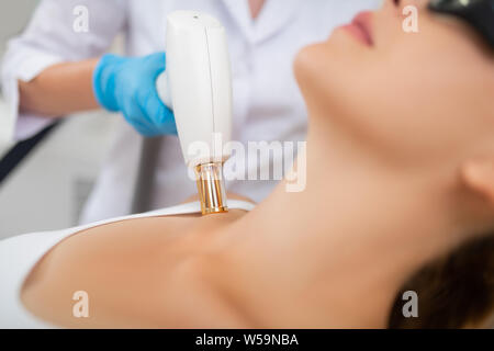 La donna come ottenere il suo torace trattamenti laser della pelle. Foto Stock