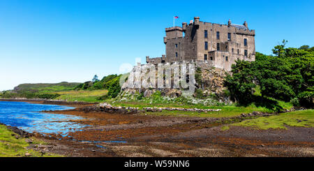 Il castello di Dunvegan, casa del McLeod clan scozzesi, Dunvegan, Isola di Skye, Ebridi Interne, Loch Dunvegan, Scotland, Regno Unito Foto Stock