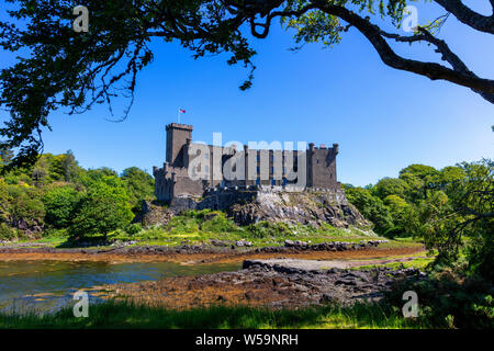 Il castello di Dunvegan, casa del McLeod clan scozzesi, Dunvegan, Isola di Skye, Ebridi Interne, Loch Dunvegan, Scotland, Regno Unito Foto Stock