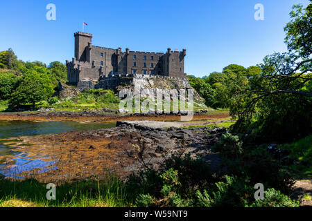 Il castello di Dunvegan, casa del McLeod clan scozzesi, Dunvegan, Isola di Skye, Ebridi Interne, Loch Dunvegan, Scotland, Regno Unito Foto Stock