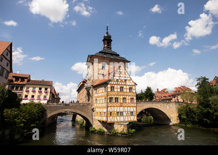 Il municipio della città vecchia (Altes Rathaus) su Obere Brücke a Bamberg in Germania. Foto Stock