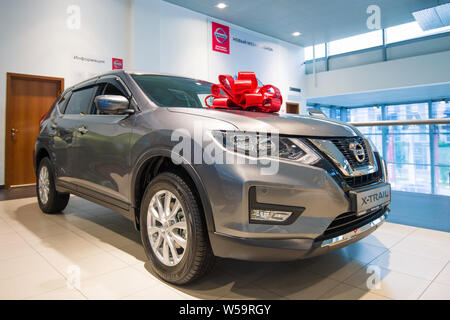 ST. PETERSBURG, Russia - Luglio 09, 2019: Nuova Nissan X-Trail (2019) con un fiocco rosso in salone del concessionario ufficiale Nissan close up Foto Stock